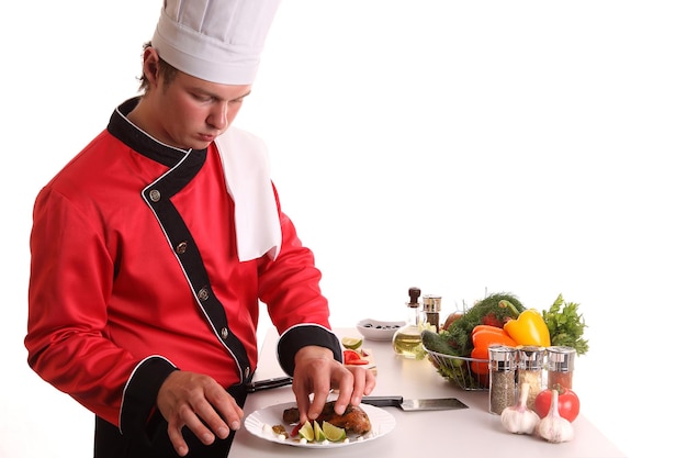 Fotografia: kucharz przygotowujący posiłek