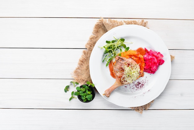 Kuchnia: talerz z kolorowym daniem